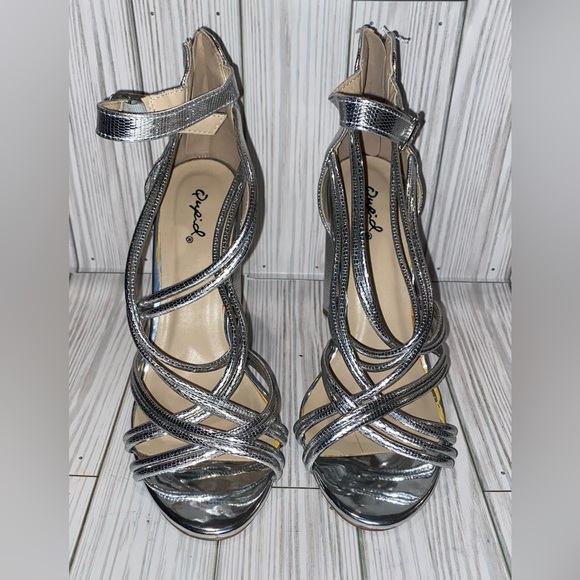 QUIPD “Lyra” Metallic Heel Size 8.5 - Picture 2 of 8